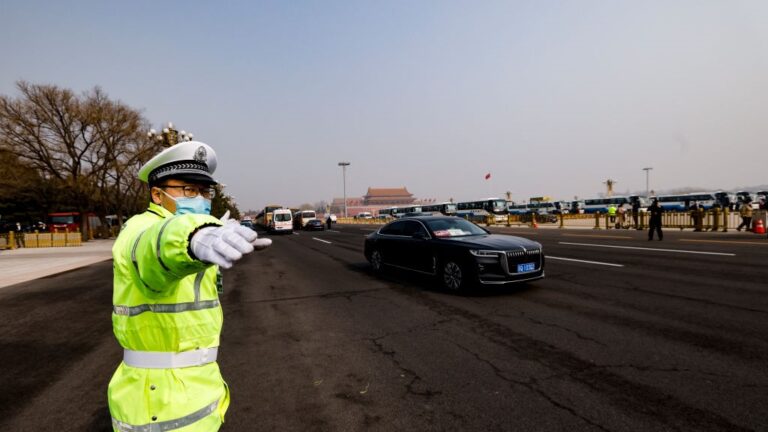 外賣小哥下跪遭掌摑 官方稱「未找到涉事交警」被轟