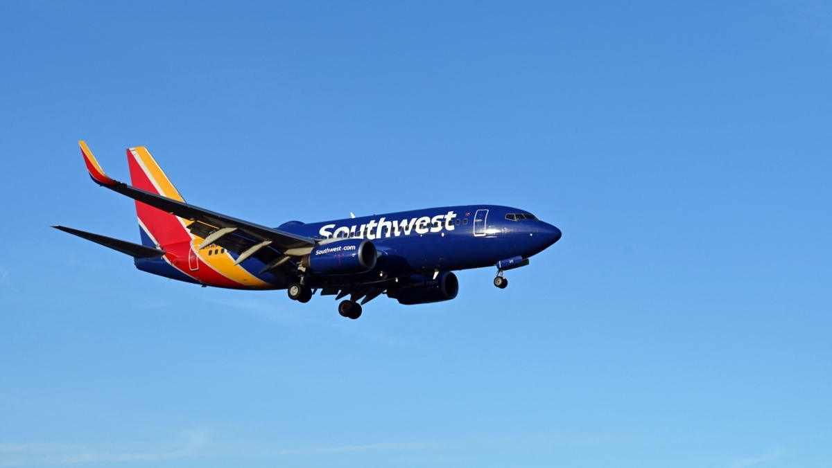 美國西南航空公司一架客機的機長在飛行途中突然失去行為能力,所幸機上一名乘客及時伸出援手,協助飛機順利返航並安全降落。圖為示意圖,與本文無關。 (DANIEL SLIM/AFP via Getty Images)