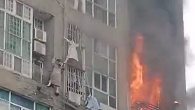长沙一高楼起火 两名女子爬绳索逃生（视频）