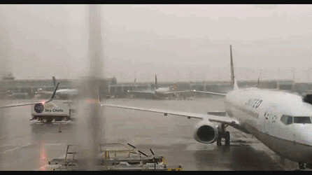 深圳暴雨致航班延误取消 有乘客情绪崩溃