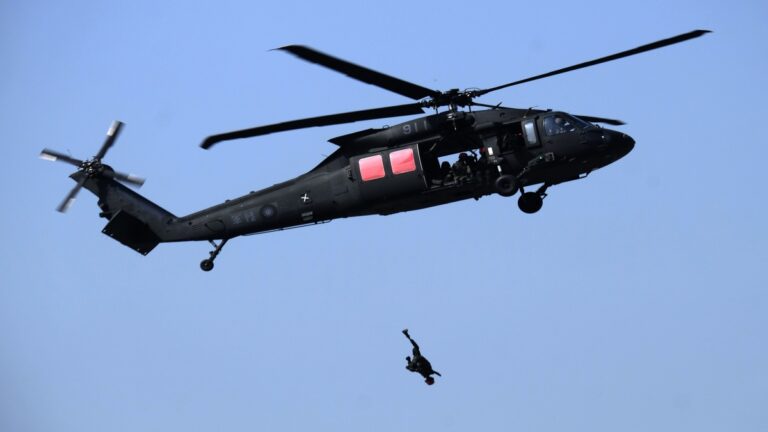 美兩黑鷹直升機訓練時墜毀 機上9名成員全遇難