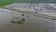 暴風雨過後 中加州道路與農作物浸泡水中