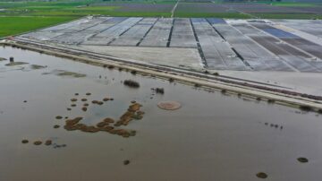 暴風雨過後 中加州道路與農作物浸泡水中