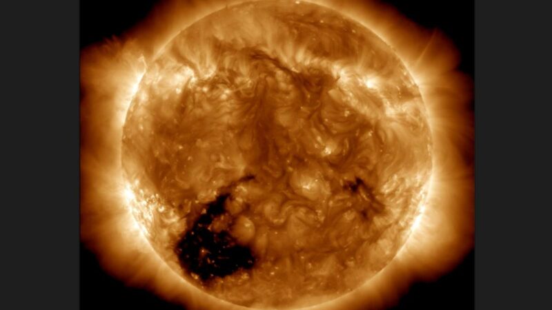NASA在太阳表面发现日冕洞 比地球大30倍