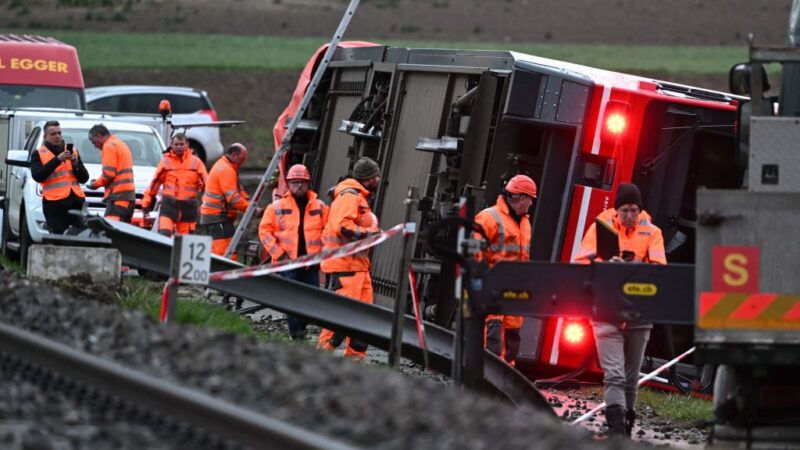 风速达每小时136公里 瑞士2列火车遭吹翻酿15伤