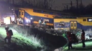 荷蘭兩列車相撞出軌起火 至少1死約30人輕重傷