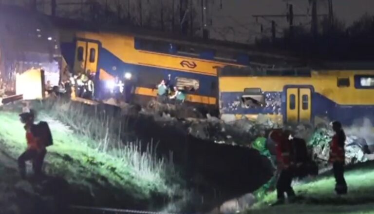荷蘭兩列車相撞出軌起火 至少1死約30人輕重傷