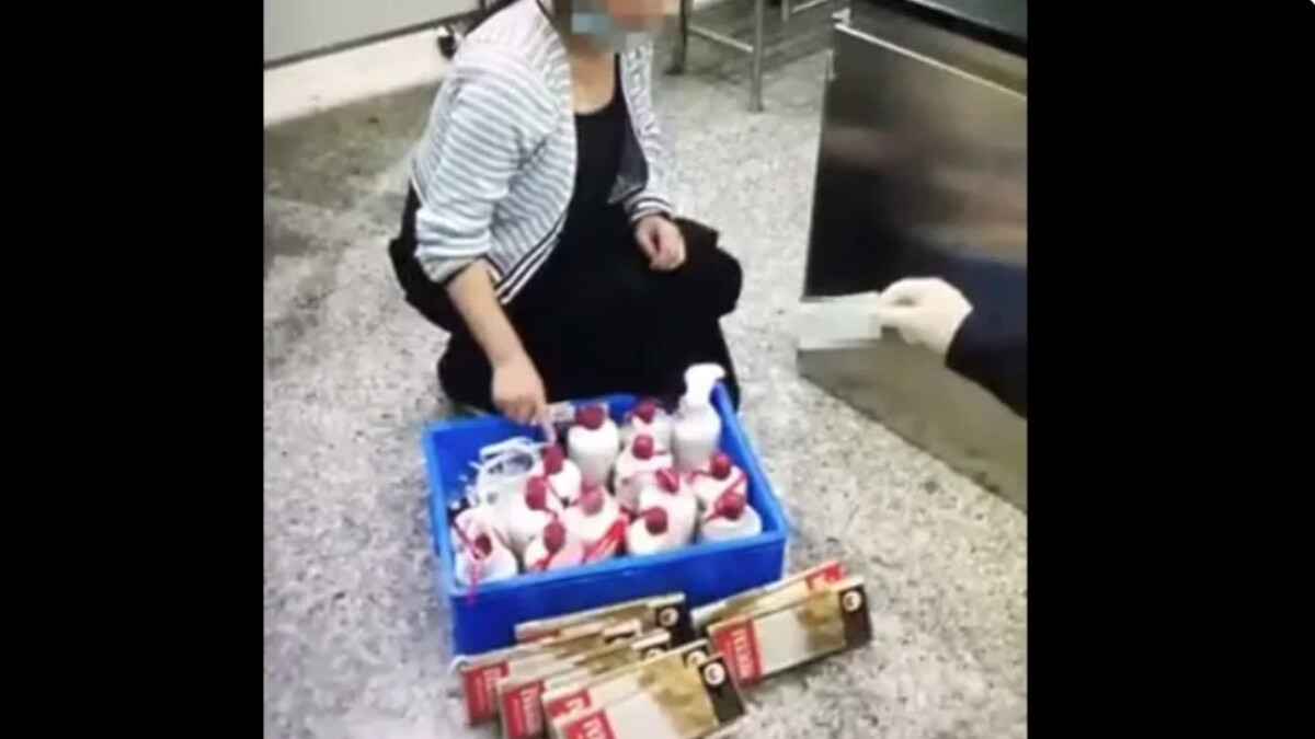 2023年3月27日, 一名中國女子從澳門回中國大陸時,試圖走私14瓶茅台回國,在海關被逮。(視頻截圖)
