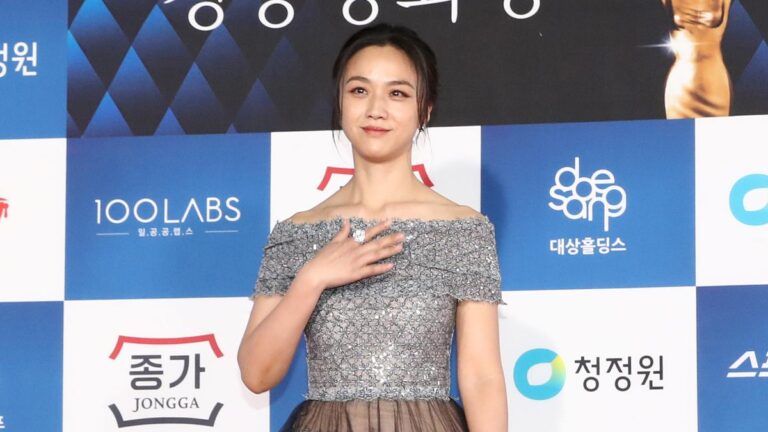 湯唯偕夫回娘家掃墓 獲讚「接地氣」