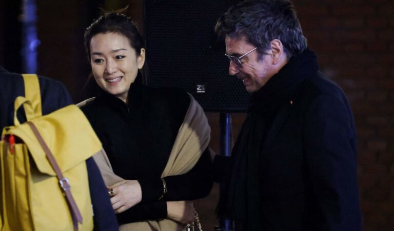 組圖：鞏俐夫婦隨馬克龍抵華 國籍引熱議