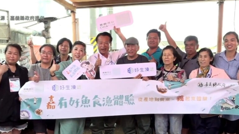 產地食魚體驗 嘉義縣長與民眾抓鰻魚 收白蝦