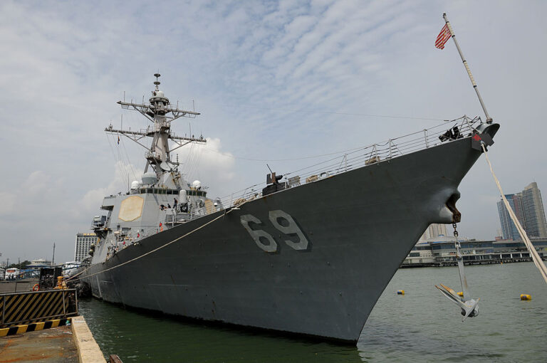 執行航行自由行動 美驅逐艦駛進南沙群島