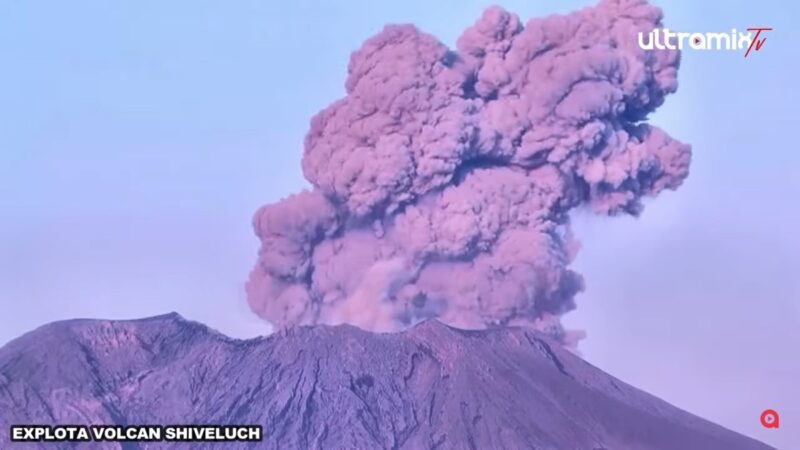 俄遠東火山噴發逾10公里高 威脅航空交通