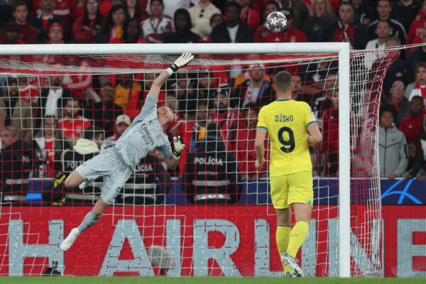 Benfica's Greek goalkeeper Odysseas Vlachodimos dives as the ball flies wide during the UEFA Champions League quarter final first leg football match between SL Benfica and Inter Milan at the Luz stadium in Lisbon on April 11, 2023. (Photo by CARLOS COSTA / AFP) 