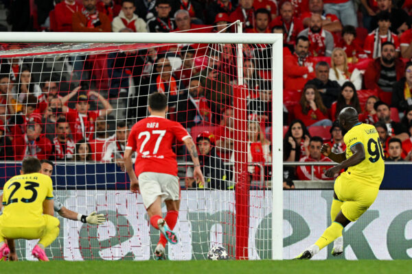 LISBON, PORTUGAL - APRIL 11: Romelu Lukaku of FC Internazionale scores the team's second goal from a penalty kick as Odisseas Vlachodimos of SL Benfica ( Obscured ) fails to make a save during the UEFA Champions League quarterfinal first leg match between SL Benfica and FC Internazionale at Estadio do Sport Lisboa e Benfica on April 11, 2023 in Lisbon, Portugal. 