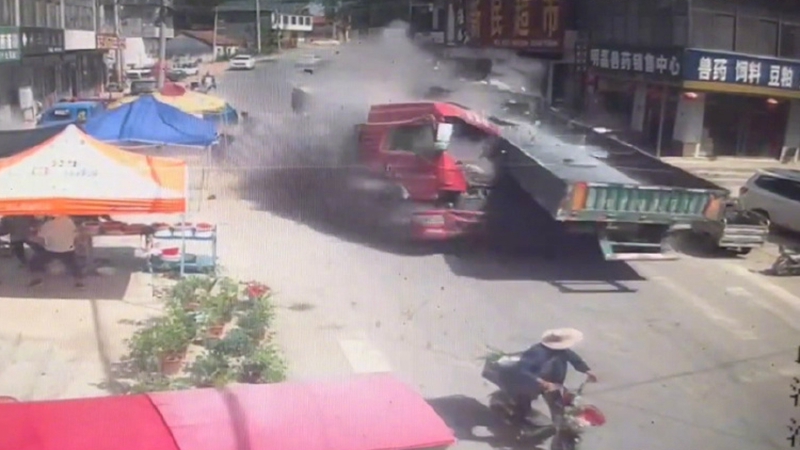 山東兩貨車相撞瞬間解體 至少7死10傷（視頻）