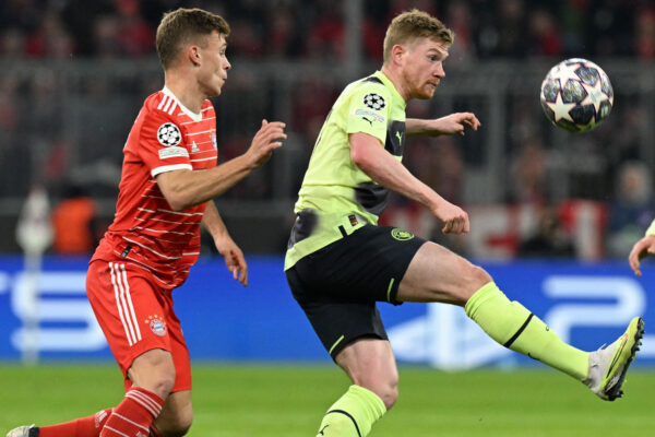 Bayern Munich's German midfielder Joshua Kimmich (L) and Manchester City's Belgian midfielder Kevin De Bruyne vie for the ball during the UEFA Champions League quarter-final, second leg football match between Bayern Munich and Manchester City in Munich, southern Germany on April 19, 2023. (Photo by CHRISTOF STACHE / AFP) 