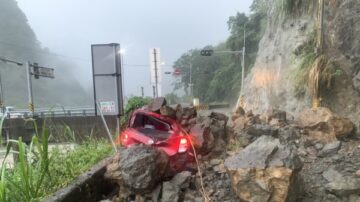 中台湾豪雨成灾 苗栗南庄东河村停班课