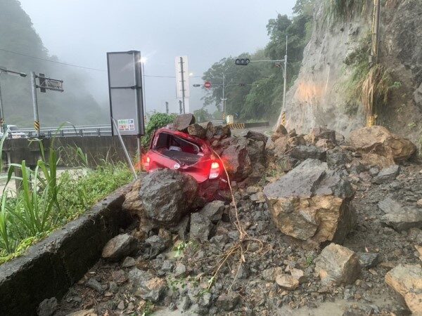 中台湾豪雨成灾 苗栗南庄东河村停班课