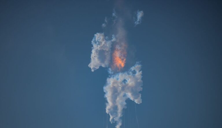 SpaceX最強大火箭「星艦」首射 升空4分鐘後爆炸