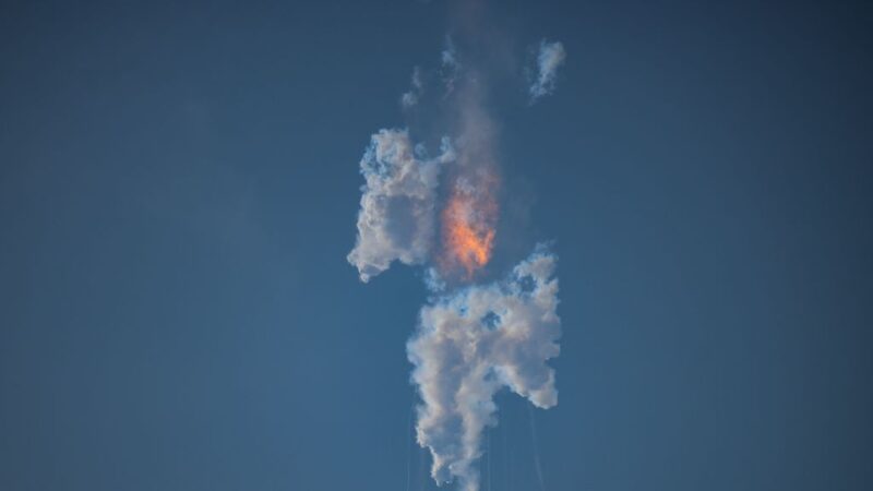 SpaceX最強大火箭「星艦」首射 升空4分鐘後爆炸