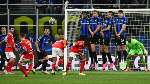 Benfica's Spanish defender Alejandro Grimaldo (Front L) shoots a free kick during the UEFA Champions League quarter-finals second leg football match between Inter Milan and Benfica Lisbon on April 19, 2023 at the Giuseppe-Meazza (San Siro) stadium in Milan. (Photo by Vincenzo PINTO / AFP) 