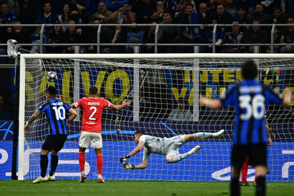 Benfica's Greek goalkeeper Odysseas Vlachodimos (C) concedes the opening goal during the UEFA Champions League quarter-finals second leg football match between Inter Milan and Benfica Lisbon on April 19, 2023 at the Giuseppe-Meazza (San Siro) stadium in Milan. (Photo by GABRIEL BOUYS / AFP)