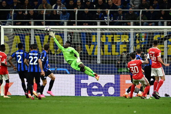 Benfica's Portuguese defender Antonio Silva (R) scores a header past Inter Milan's Cameroonian goalkeeper Andre Onana, and his side's second goal, during the UEFA Champions League quarter-finals second leg football match between Inter Milan and Benfica Lisbon on April 19, 2023 at the Giuseppe-Meazza (San Siro) stadium in Milan. (Photo by GABRIEL BOUYS / AFP) 