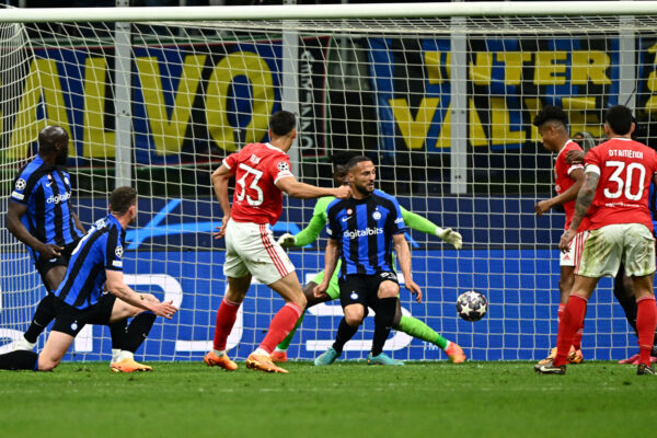 Benfica's Croatian forward Petar Musa (C) shoots to score his side's third goal during the UEFA Champions League quarter-finals second leg football match between Inter Milan and Benfica Lisbon on April 19, 2023 at the Giuseppe-Meazza (San Siro) stadium in Milan.