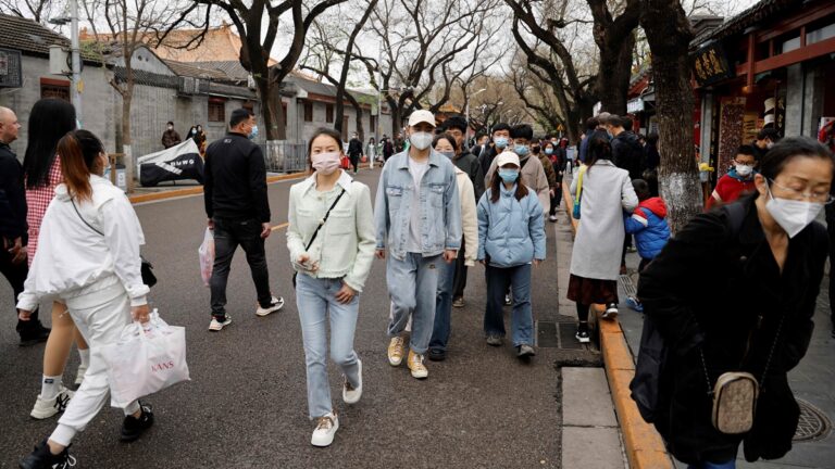 中國多地爆發第二波疫情 高峰期與中高考撞車