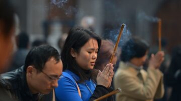 中國經濟放緩求職難 眾多年輕人寺廟祈福