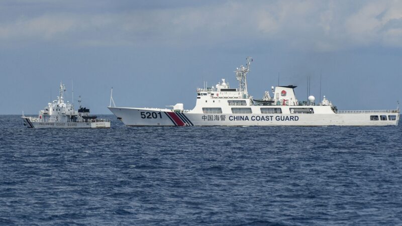 中共南海挑釁 險撞菲律賓海警船