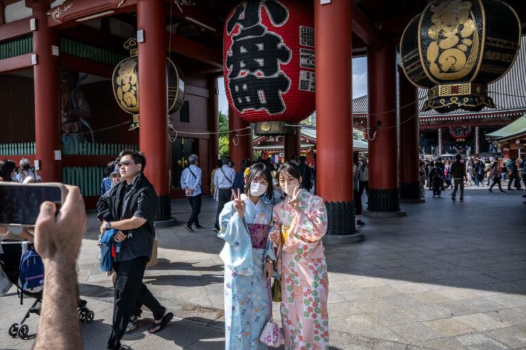 日本黃金週長假機場大排長龍 大量遊客出現各景點