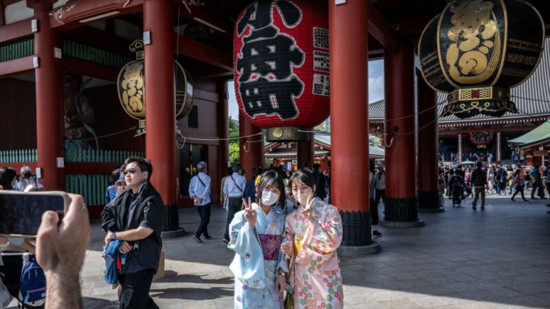 日本黃金週長假機場大排長龍 大量遊客出現各景點