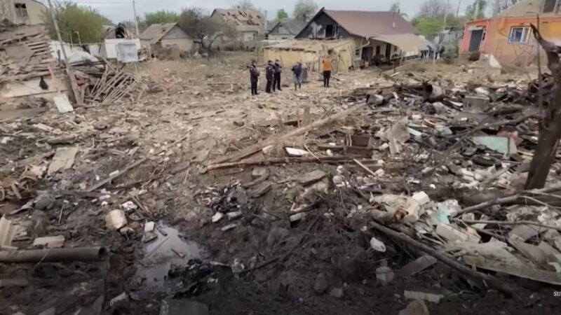 乌东遭袭酿34伤 俄货运列车突然爆炸出轨