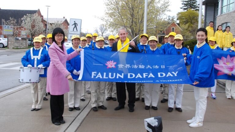 加拿大19城升旗亮燈慶大法日 市長親臨褒獎