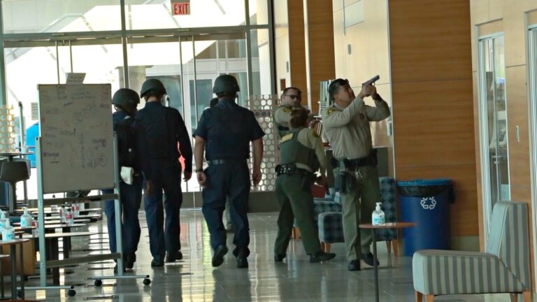 洛警方模擬校園槍擊 培訓警員應對活躍槍手