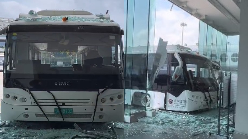 廈門機場擺渡車衝進候機樓 撞碎玻璃幕牆（視頻）