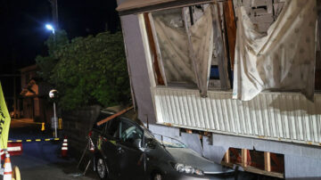 日本石川县地震1死27伤 严防大雨致灾（视频）