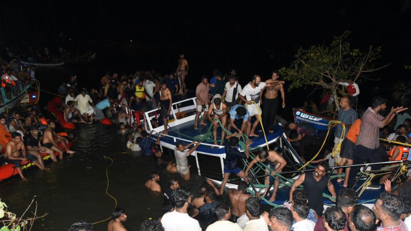 印度客船翻覆至少22死 搜救行动持续进行