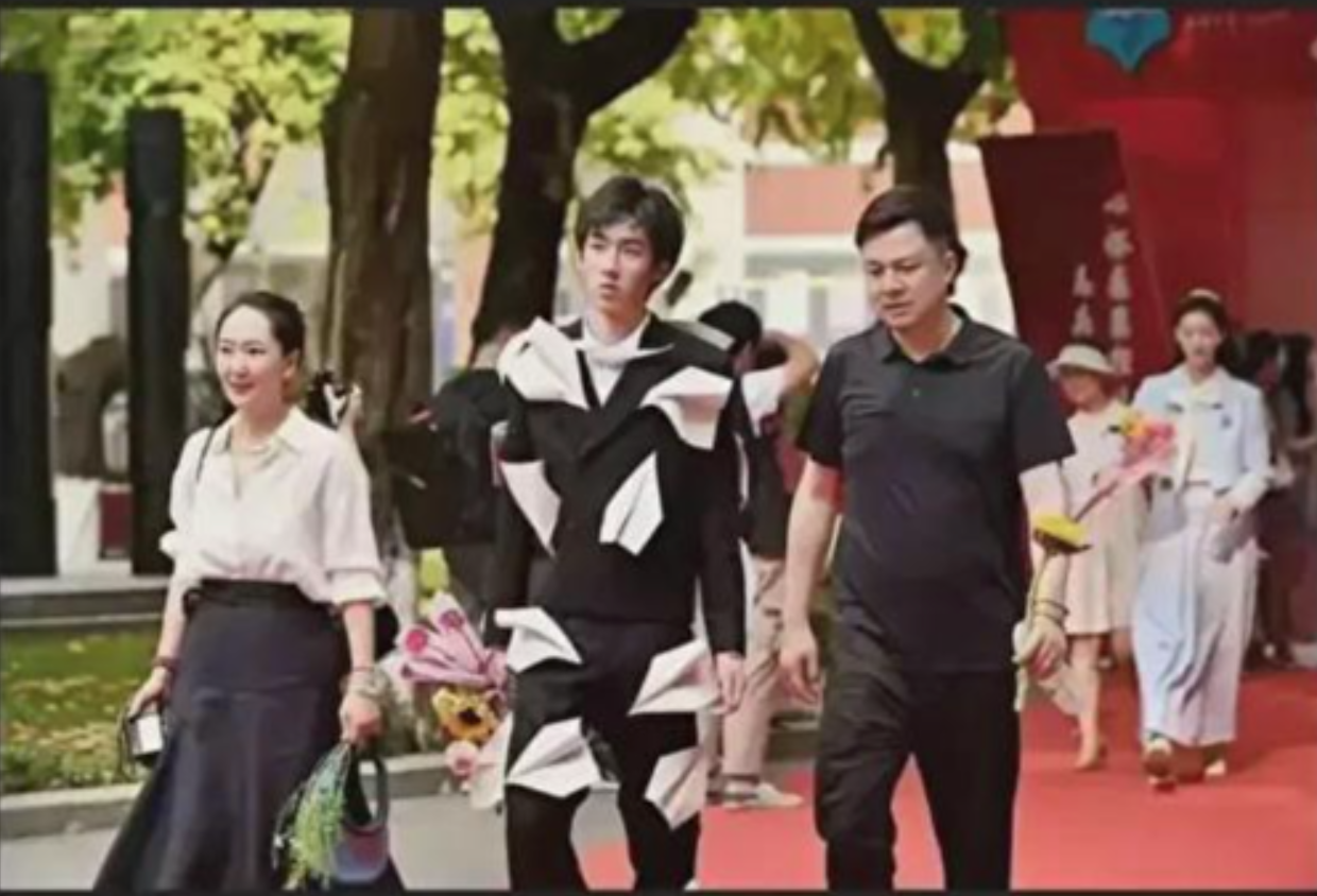 網傳圖片顯示,兩人走在兒子的兩側,打扮相對簡約。但兒子一身「紙飛機西裝」打扮,非常搶眼。(微博截圖)