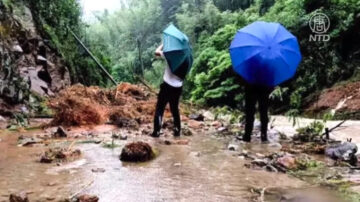 中国新闻快报：福建龙岩遇60年最大暴雨 男子踹车门逃生