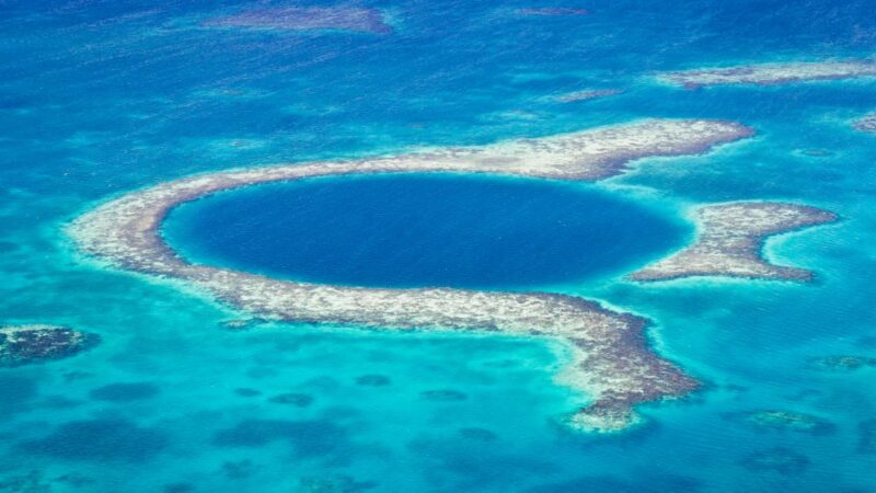 加勒比海发现世界第二大蓝洞 科学家吁保护