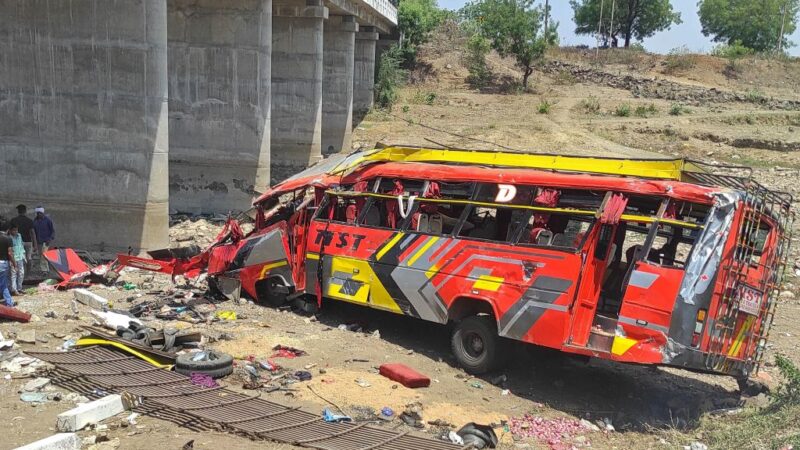 印度中部巴士坠落干涸河床 22死30余人伤