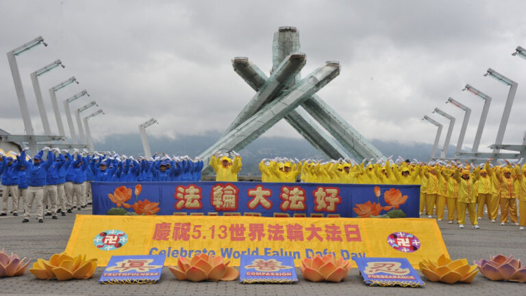 加西慶賀法輪大法洪傳31周年 民眾支持真善忍