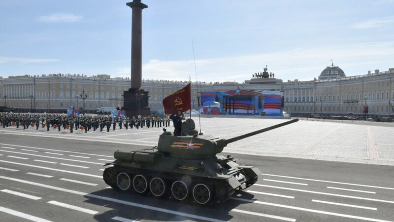 一辆老坦克无飞机 俄胜利日阅兵式阵容“空前”