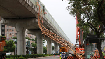 吊車吊臂掉落台中捷運軌道 列車煞車不及釀1死10傷