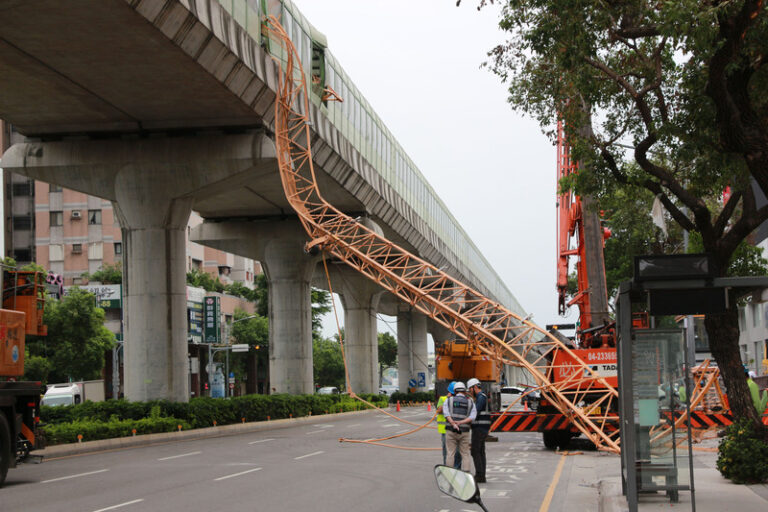 吊車吊臂掉落台中捷運軌道 列車煞車不及釀1死10傷