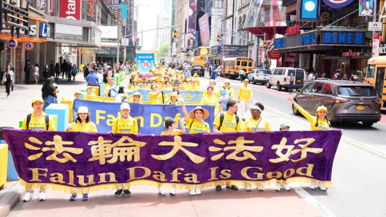 慶祝世界法輪大法日 紐約法輪功學員橫跨曼哈頓大遊行