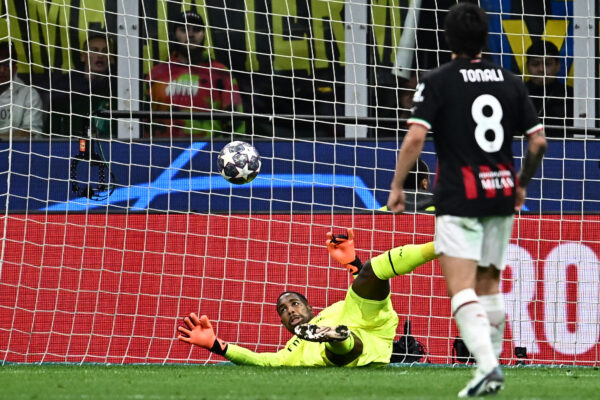 AC Milan's French goalkeeper Mike Maignan deflects a head shot during the UEFA Champions League semi-final second leg football match between Inter Milan and AC Milan on May 16, 2023 at tyhe Giuseppe-Meazza (San Siro) stadium in Milan. (Photo by GABRIEL BOUYS / AFP) 